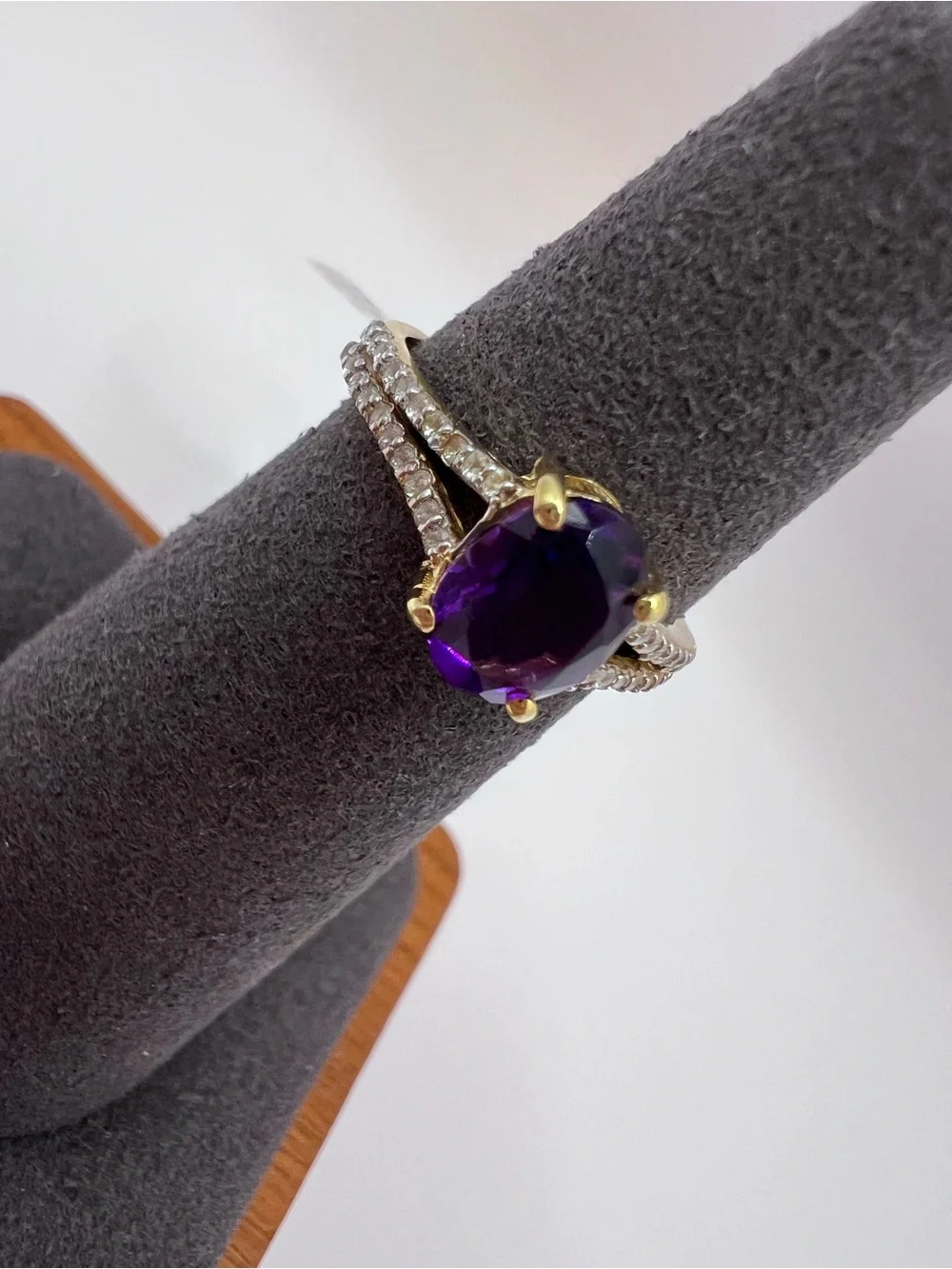 Elegant 1 carat Purple Amethyst Oval Ring with White Topaz Pavé Band - Size 6
